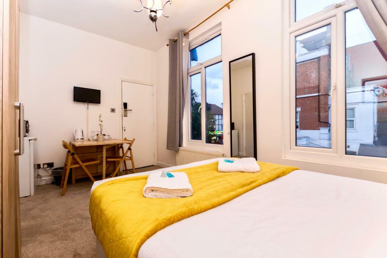 Oyo Tamtam Acton Hotel 伦敦 外观 照片