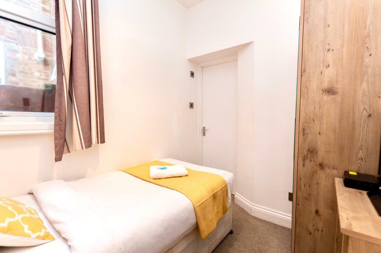 Oyo Tamtam Acton Hotel 伦敦 外观 照片