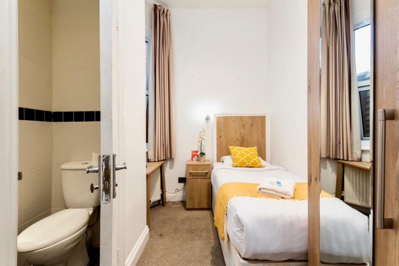 Oyo Tamtam Acton Hotel 伦敦 外观 照片