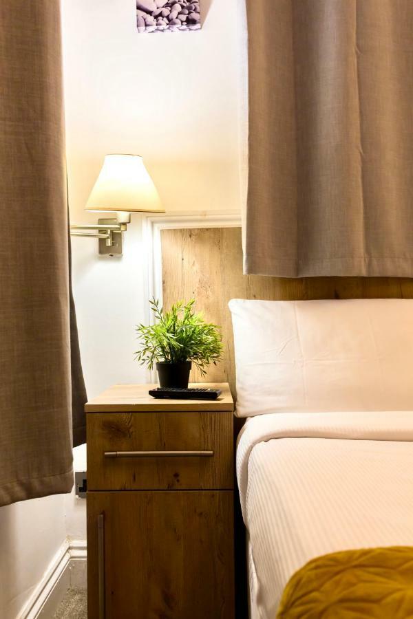 Oyo Tamtam Acton Hotel 伦敦 外观 照片