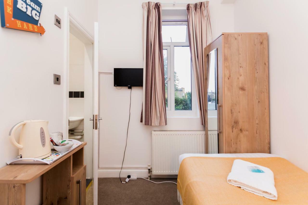 Oyo Tamtam Acton Hotel 伦敦 外观 照片